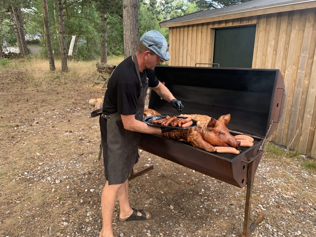 Helstegt pattegris til fest Pattegris catering Helstegt pattegris menu Pattegris med tilbehør Catering med pattegris på grill